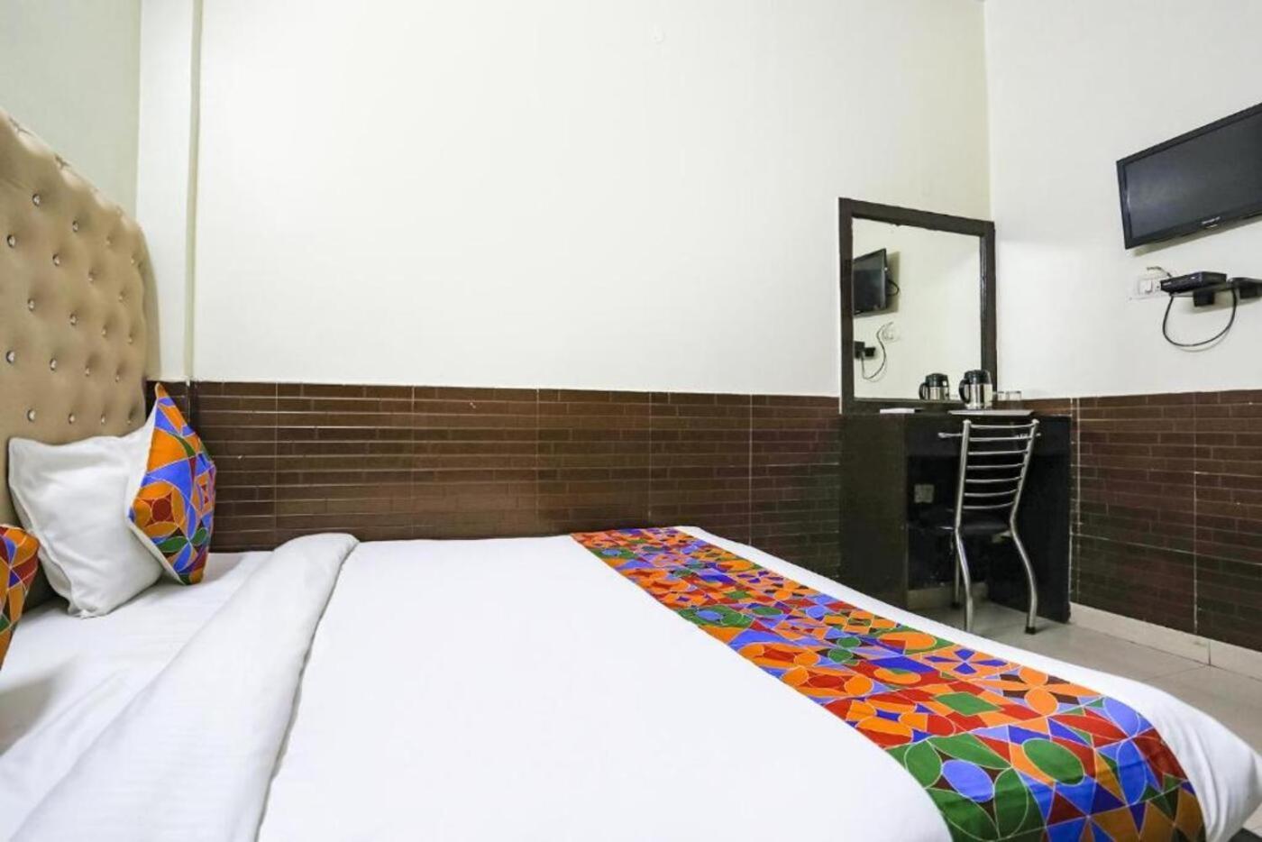 Hotel Indira Palace Vrindāvan Zewnętrze zdjęcie